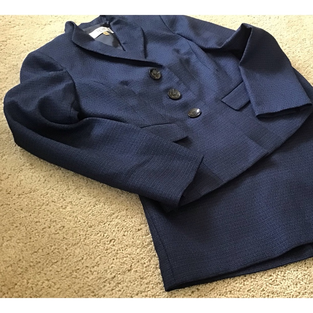 Le Suit Petite, Size 4P in blue in great condition